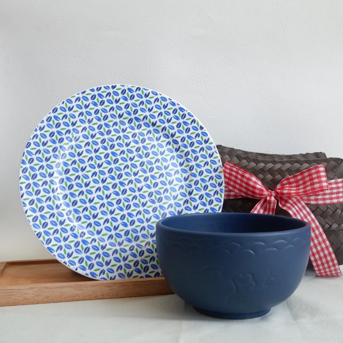 Dahlia Ikat Medium Plate & Dahlia Bowl Dahlia Ikat Medium Plate & Dahlia Bowl